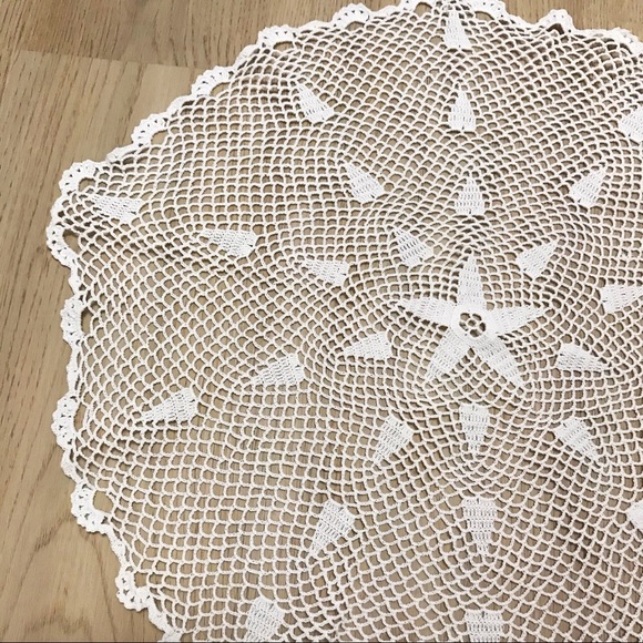 SOLD | Oval crochet table placemat - Picture 2 of 3